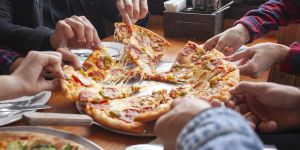 Выбираем пиццу на большую компанию для просмотра фильма