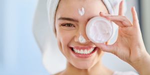 Как правильно использовать кремы для сохранения красоты и молодости кожи лица