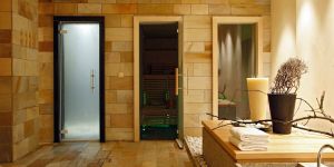 Преимущества и разнообразие стеклянных дверей для бани