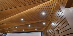 Сравнение материалов для реечных потолков: алюминий, ПВХ, дерево