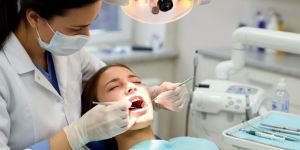 Кариес: как развивается самое распространённое заболевание зубов и почему его нельзя игнорировать