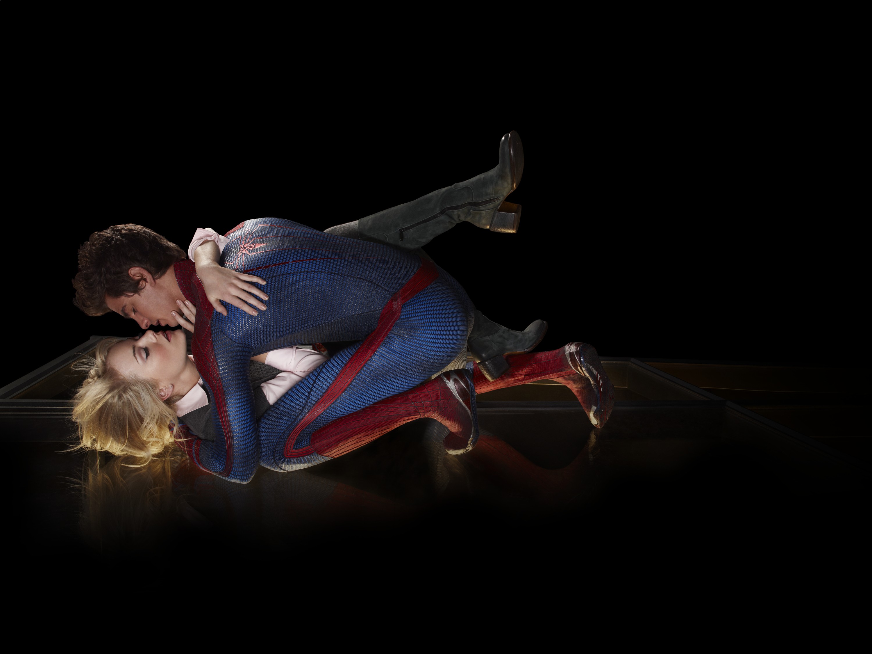 2 девушки в костюме человека паука. Человек-паук Эндрю Гарфилд и Гвен Стейси. Человек паук и Гвен паук поцелуй. Гвен паук и Эндрю Гарфилд. Человек паук и Гвен Стейси поцелуй.