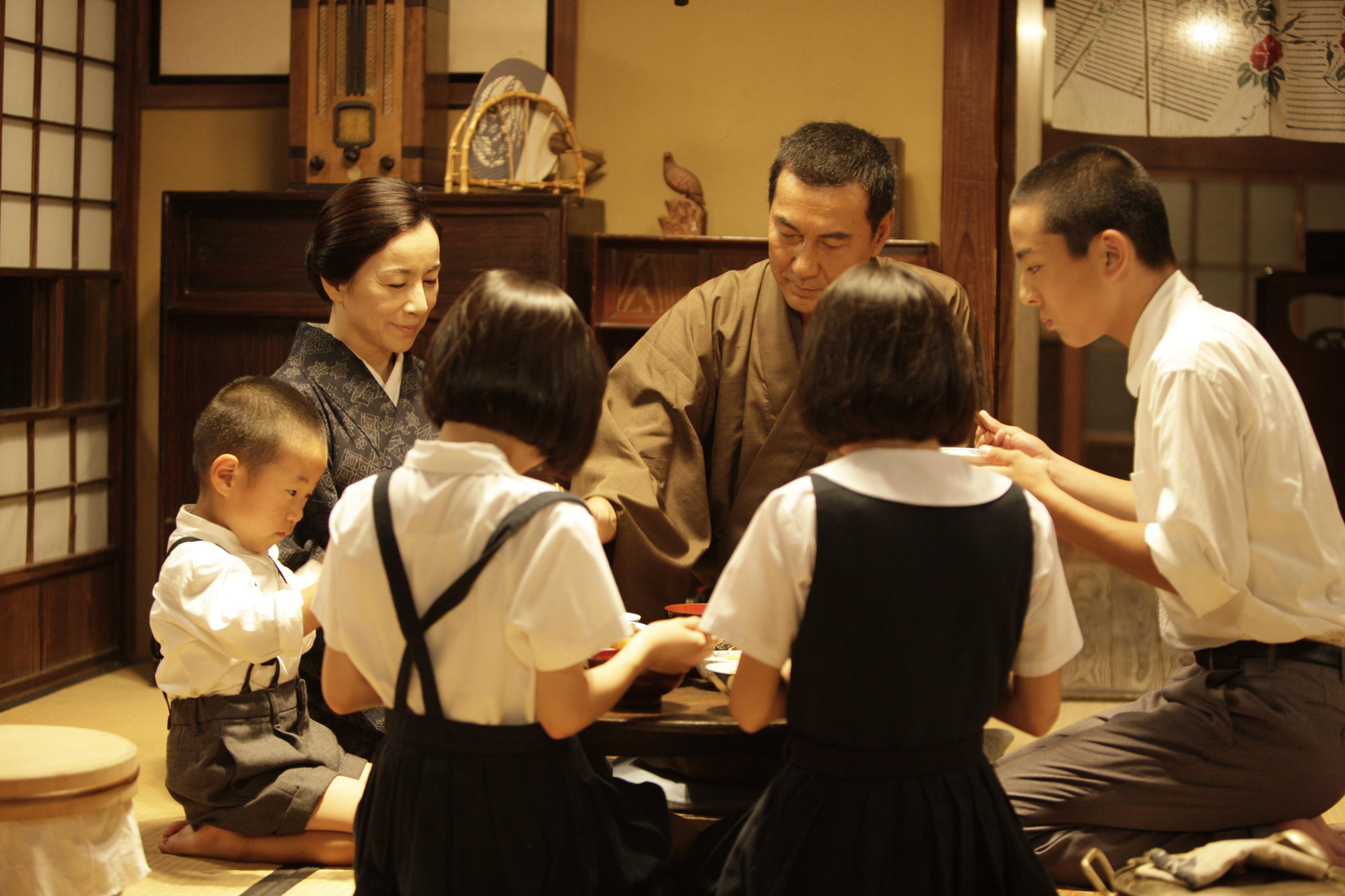 Japan family. Японцы за столом. Этикет в Японии. Трапеза в Японии. Этикет за столом в Японии.