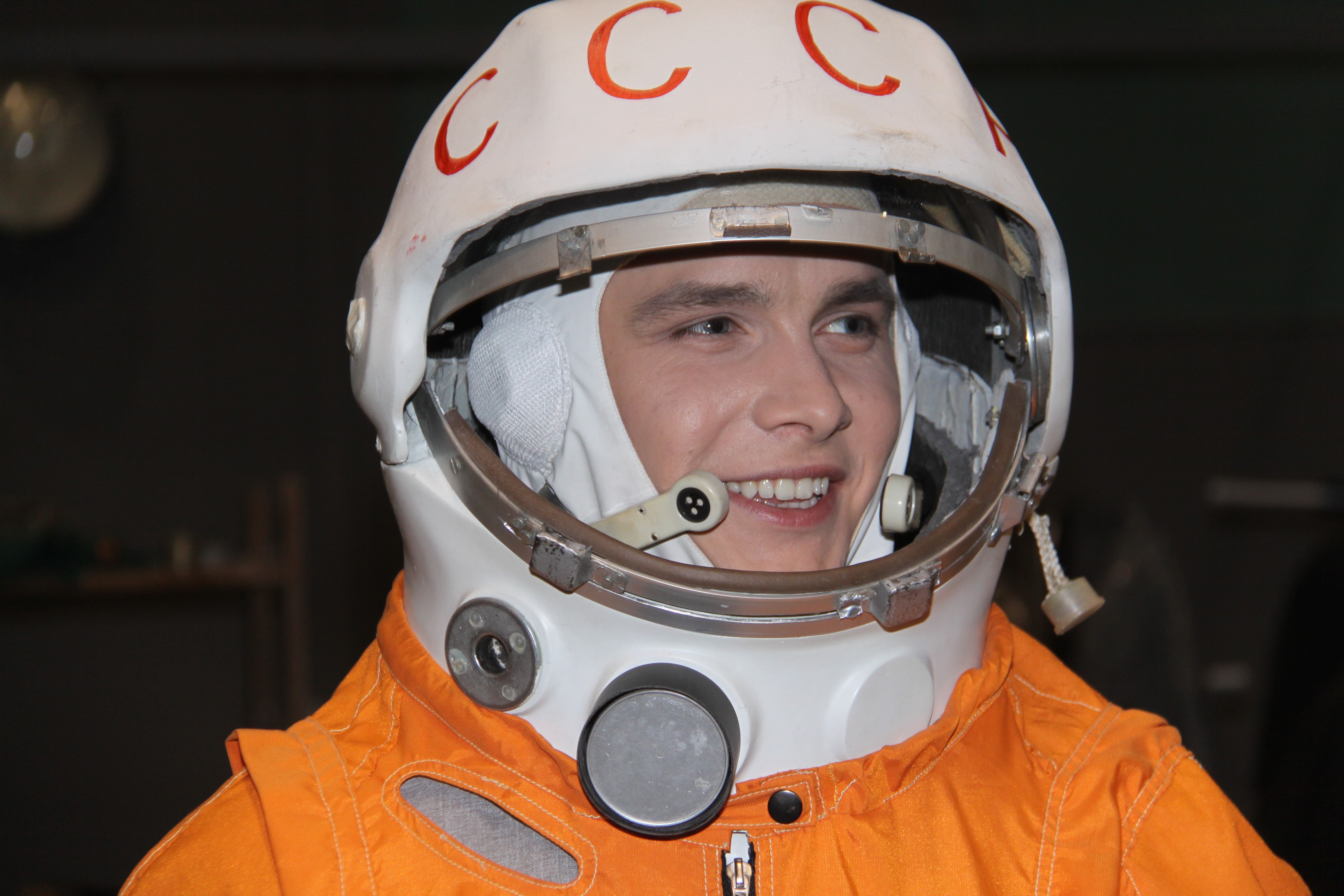 Первые в космосе новости. Гагарин космонавт.
