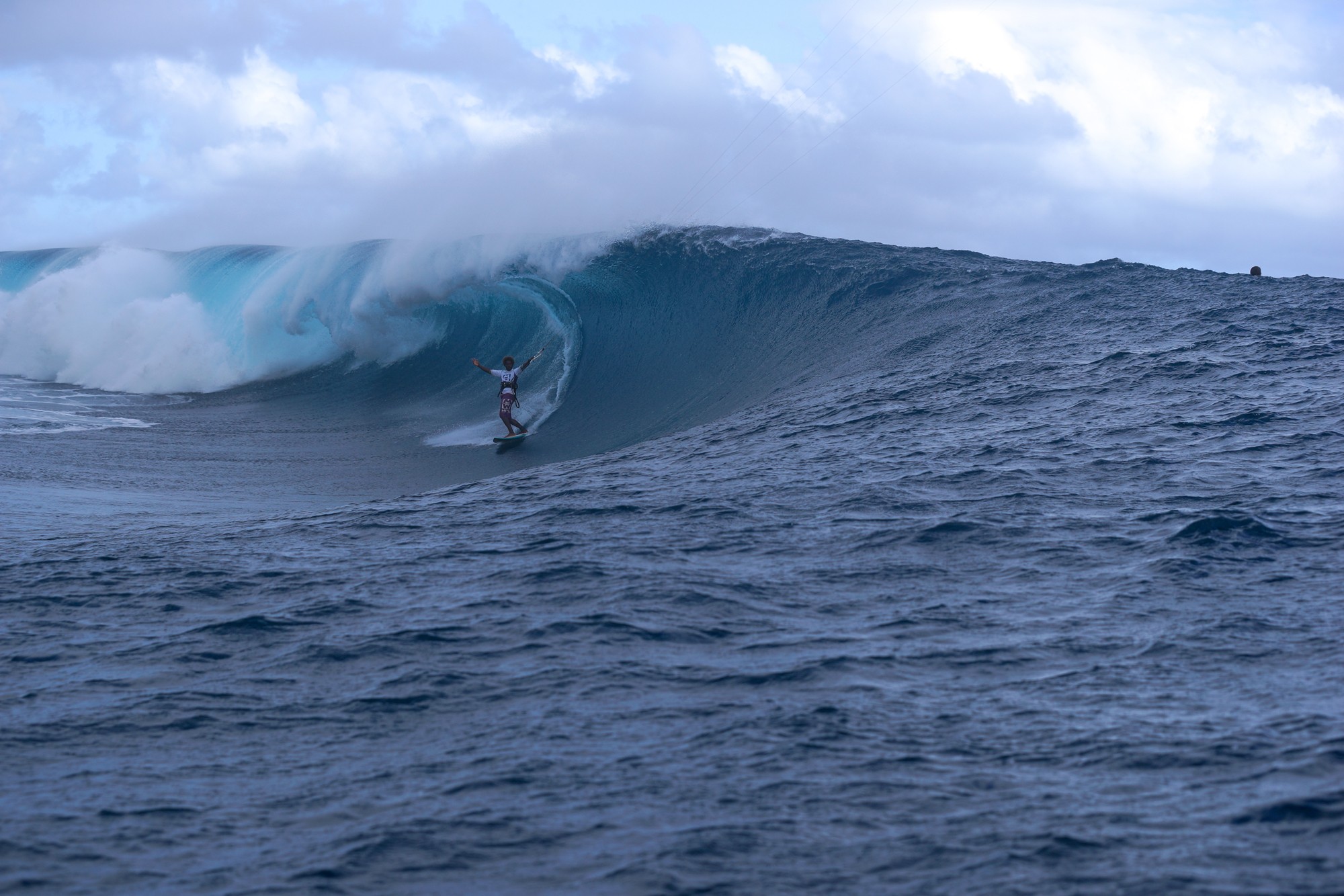 Мечта на краю. Девушка над обрывом. Края мечты. Девушка сидит на скале. Человек на обрыве.