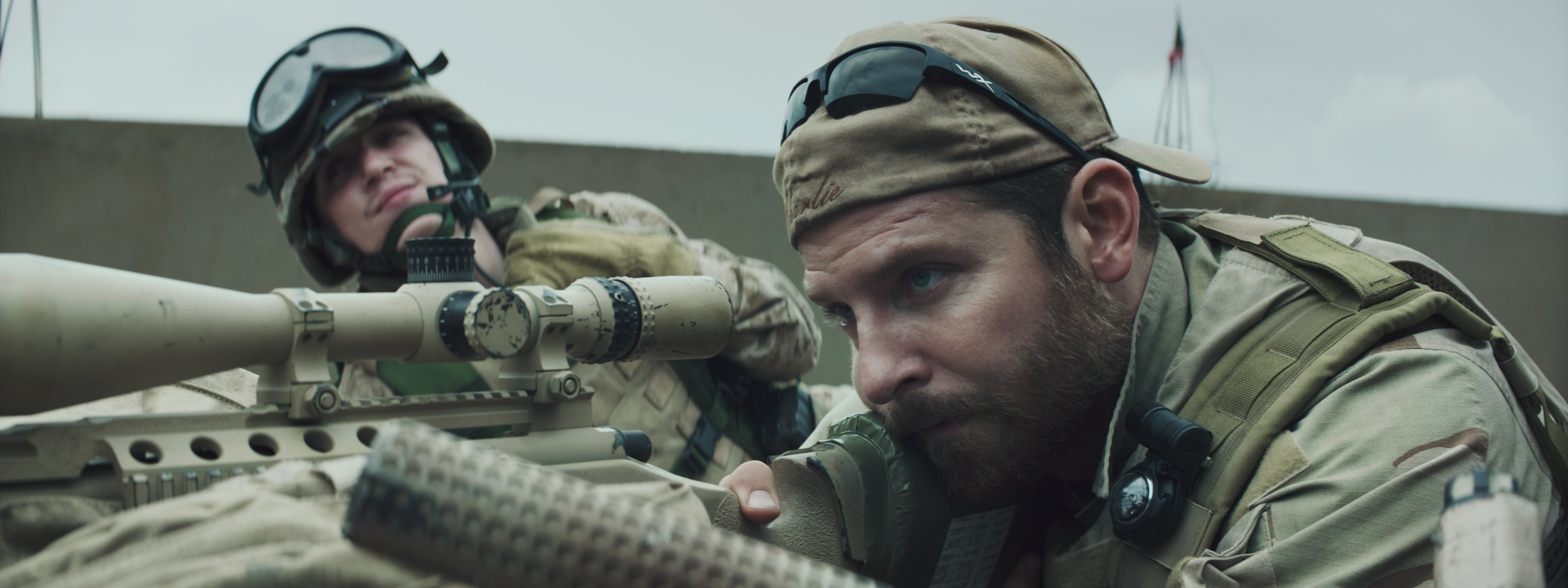 Лучшие американские военные. Брэдли Купер американский снайпер. Американ снайпер 2014. Снайпер 2014 Брэдли Купер.
