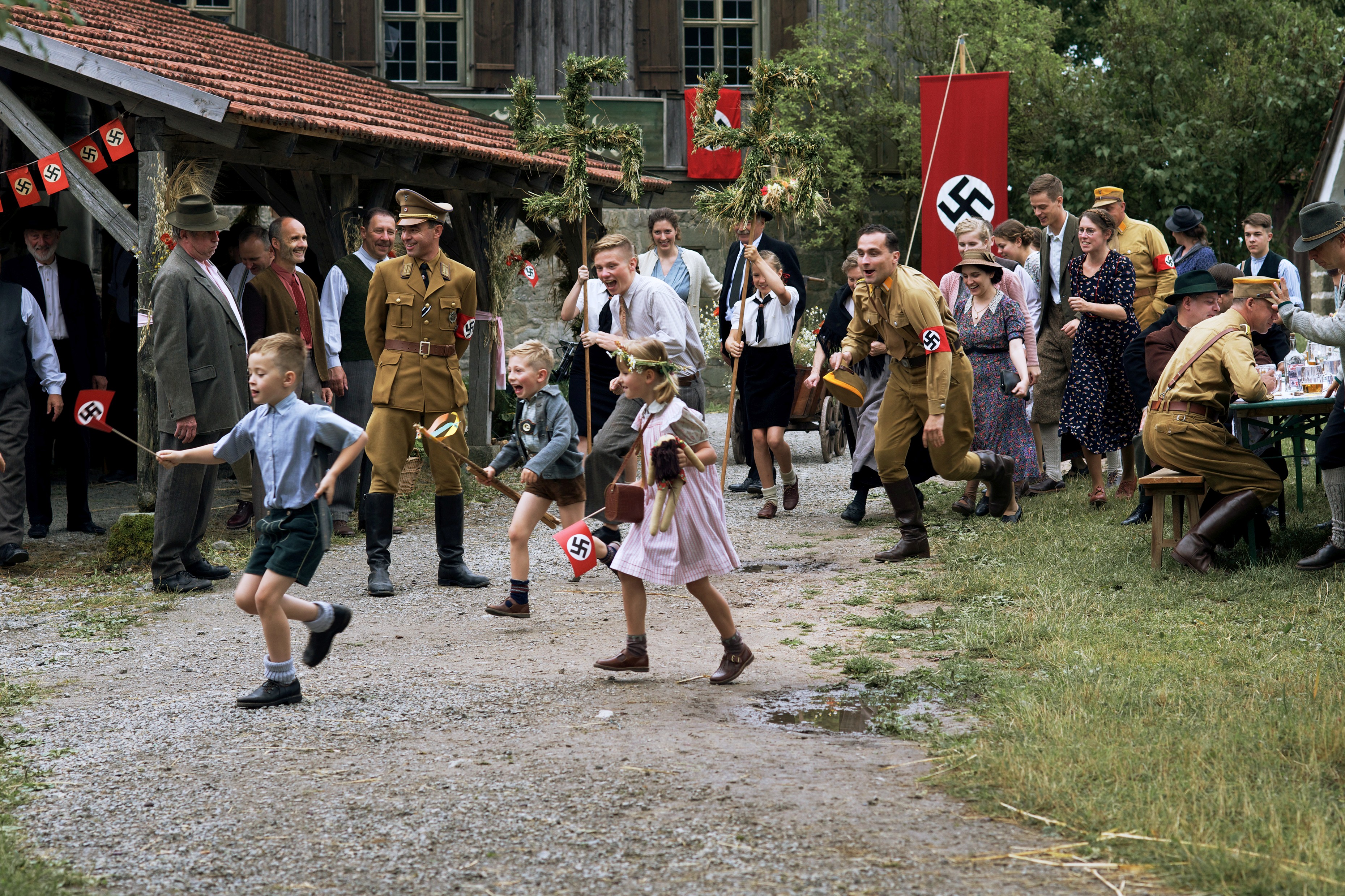 Немцы радуются. Нацистская деревня в Германии Ямель.