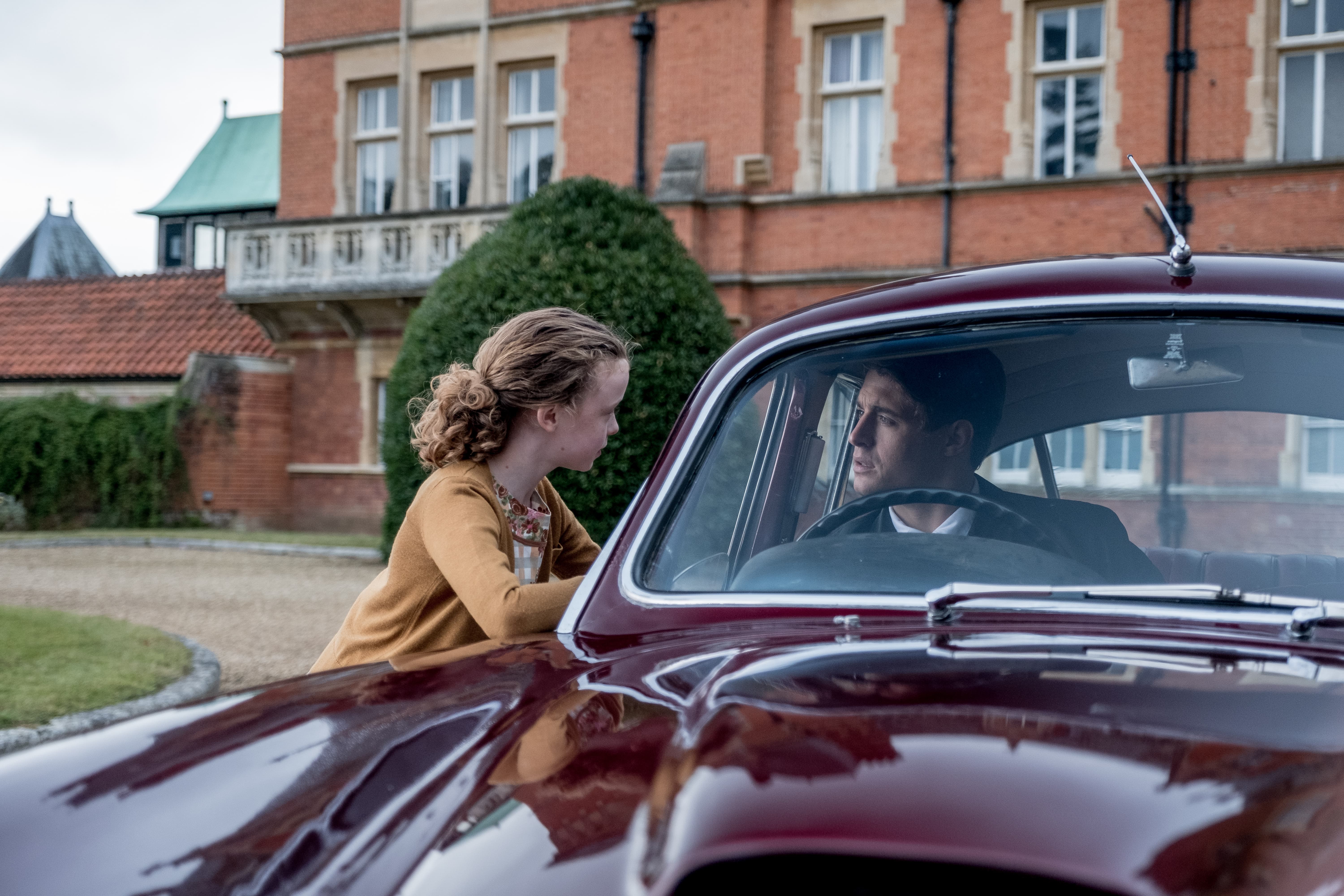 Гленн клоуз скрюченный домишко. Кривой домишко. Кривой домишко. Кривой домишко. Скрюченный домишко джиллиан андерсон.