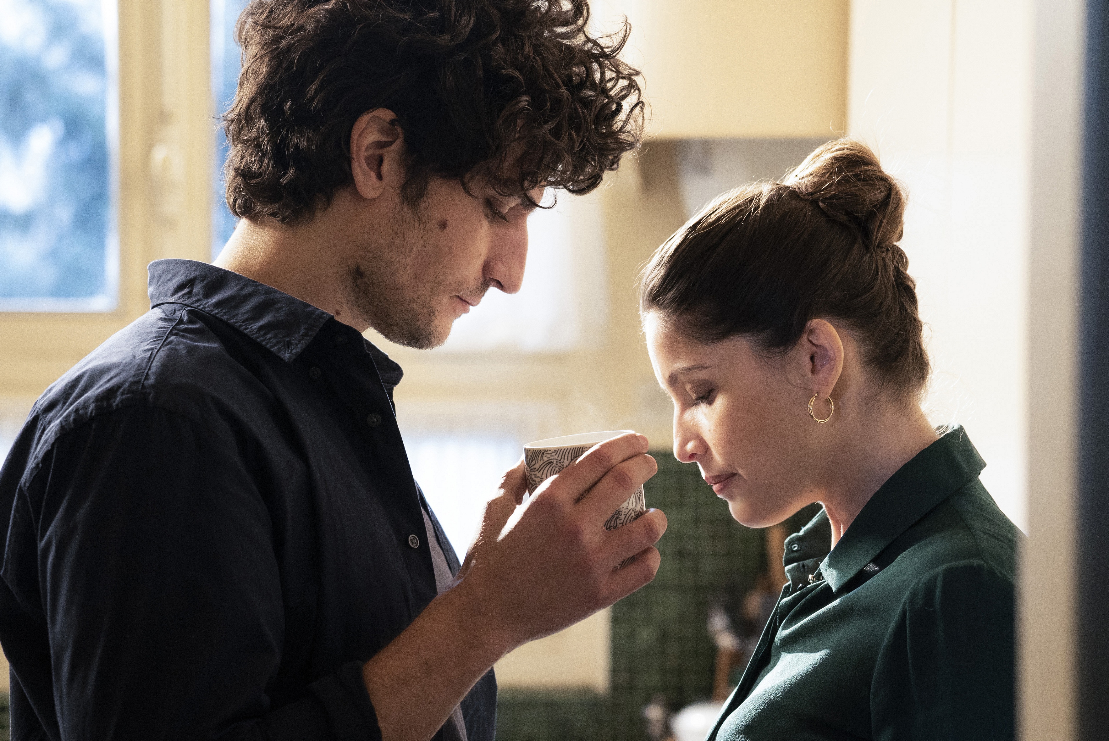 Любовь воздухи драма. Честный человек фильм 2018. Laetitia Casta and Louis Garrel. Фильм Луи Гарреля честный человек. Летиция Каста и Луи Гаррель фильм честный человек.