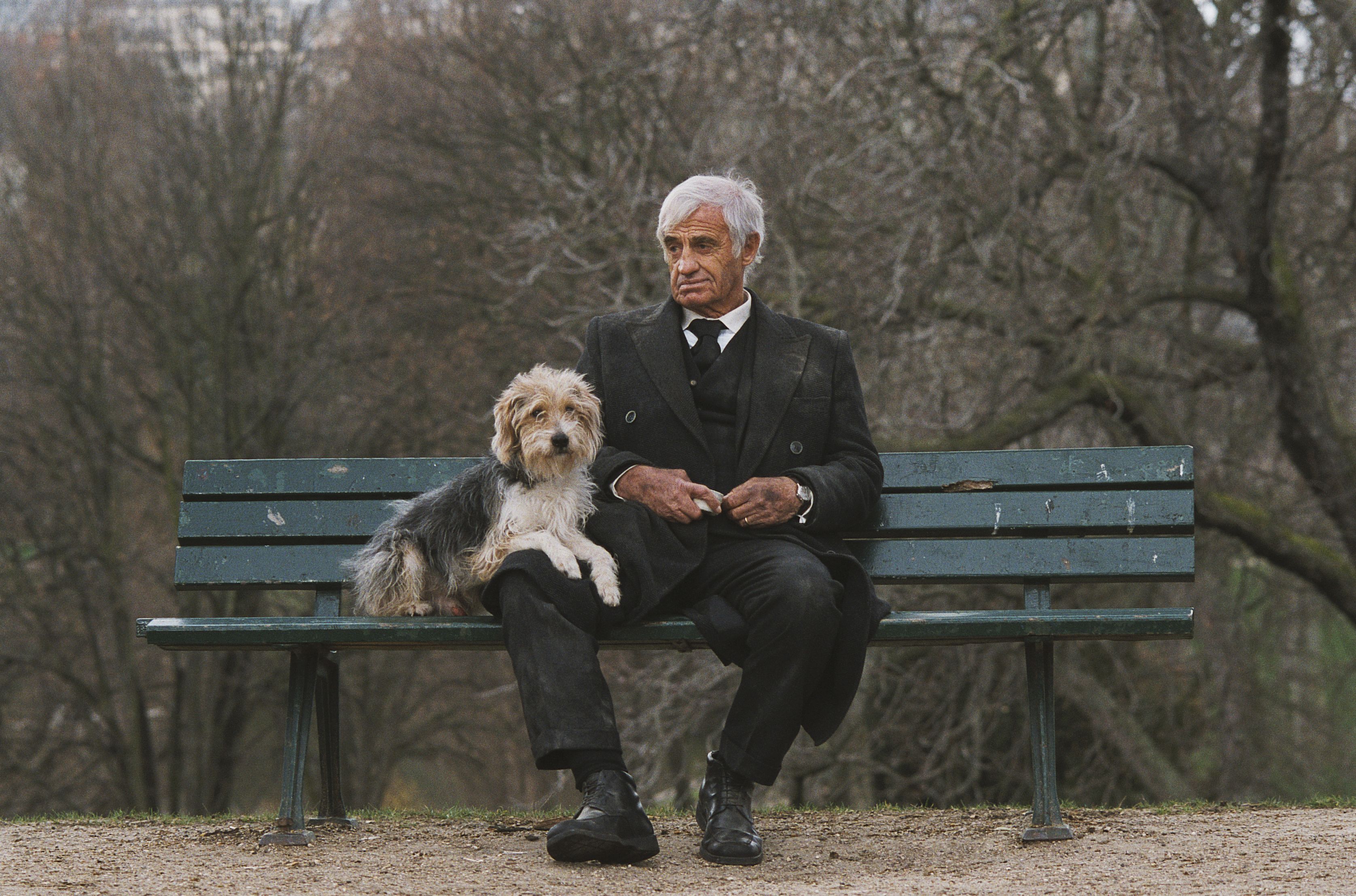 Это был пожилой мужчина. Бельмондо с собакой.
