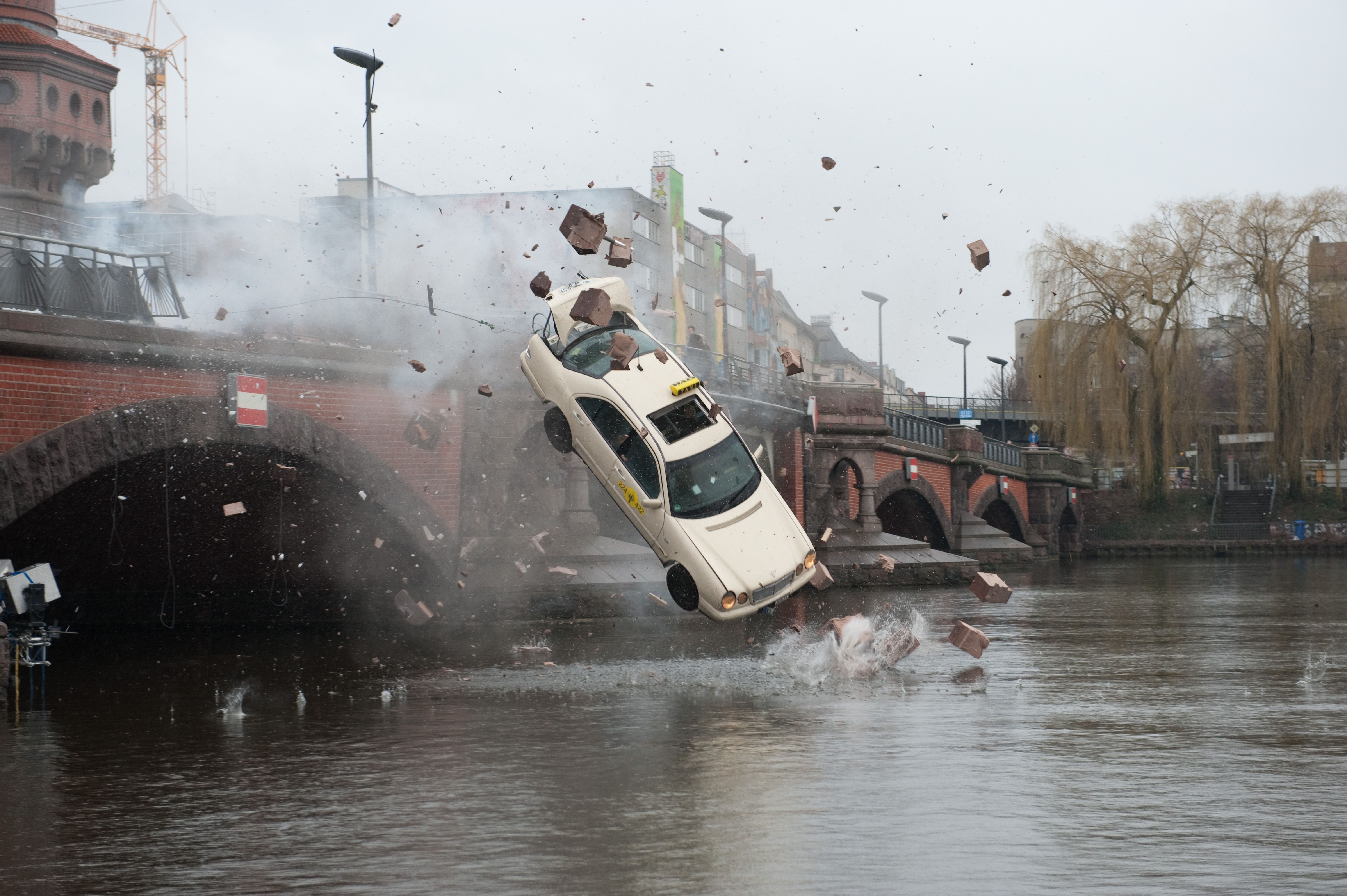 Машины падают в воду. Машина тонет. Падение автомобиля в воду. Машина падает в воду. Машина падает с моста в воду.