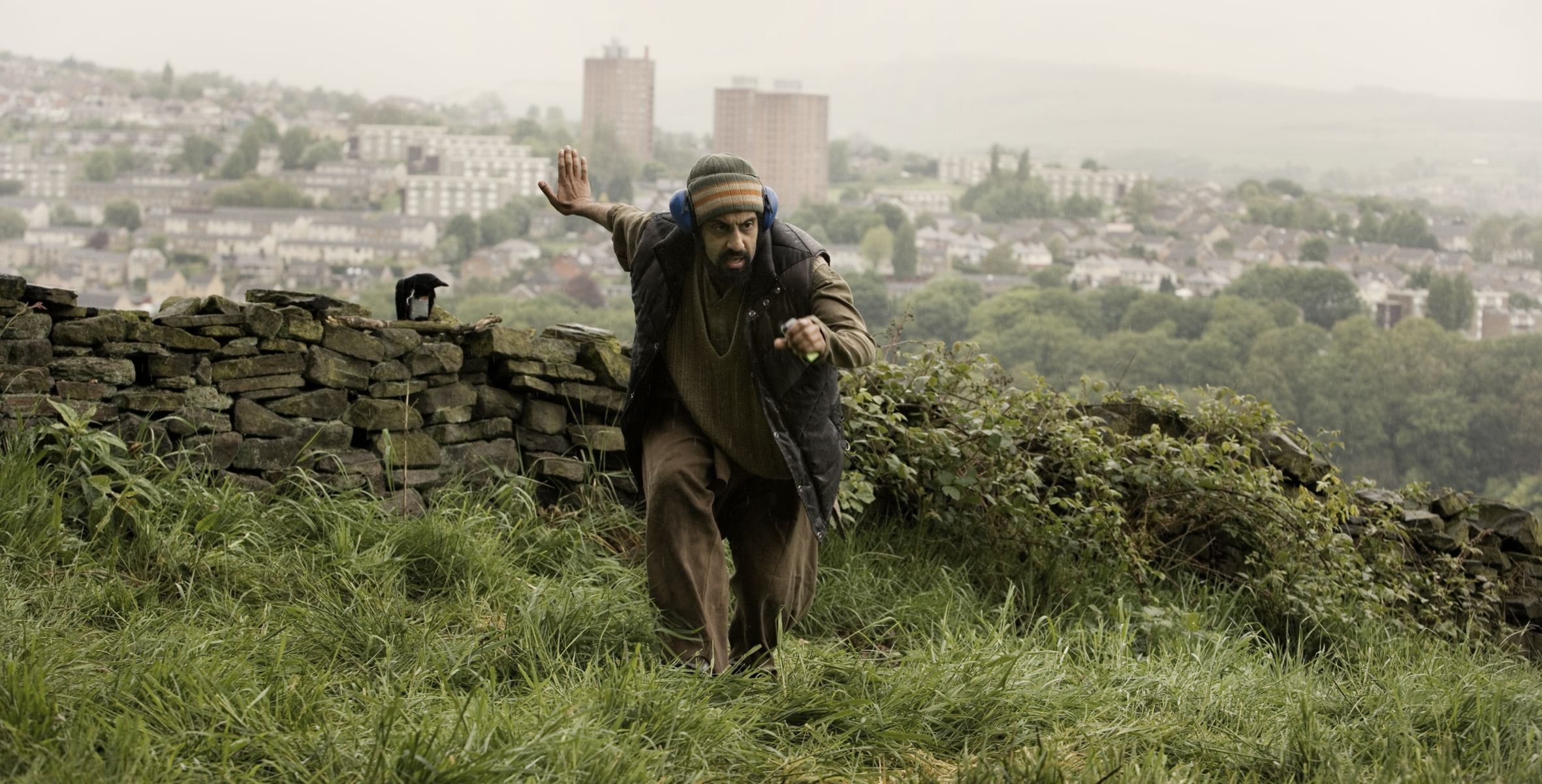 Лева 2010. Четыре Льва фильм. Four Lions. Кадры из фильма 4 Льва. Четыре Льва фильм ворона.