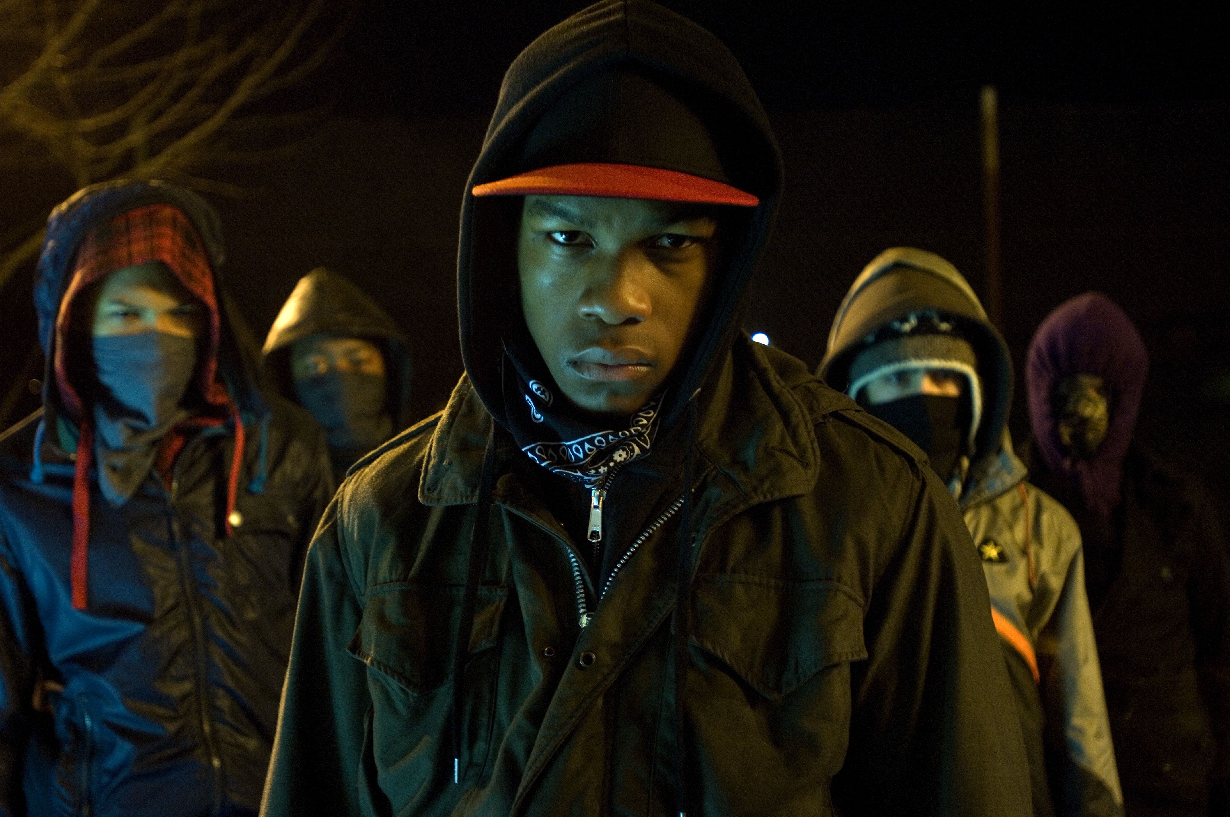 Пацаны против. Чужие на районе фильм 2011. Чужие на районе / Attack the Block (реж. Джо Корниш, 2011). Чужие на районе Джон Бойега. Джумэйн Хантер.