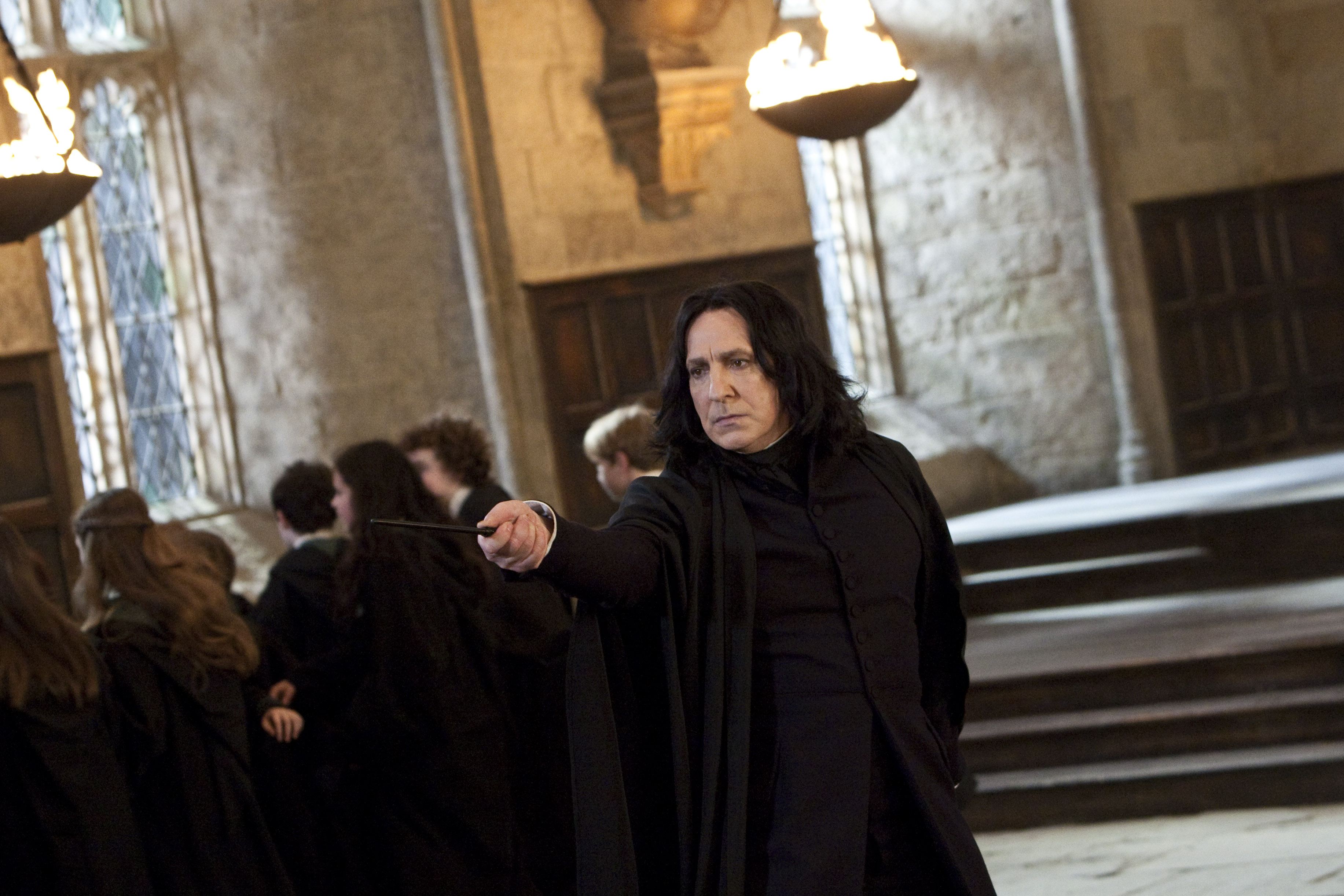 Snape harry. Северус Снегг и Гарри Поттер. Алан Рикман Гарри Поттер. Северус Снейп дары смерти кадры. Гарри Поттер Север Снегг.