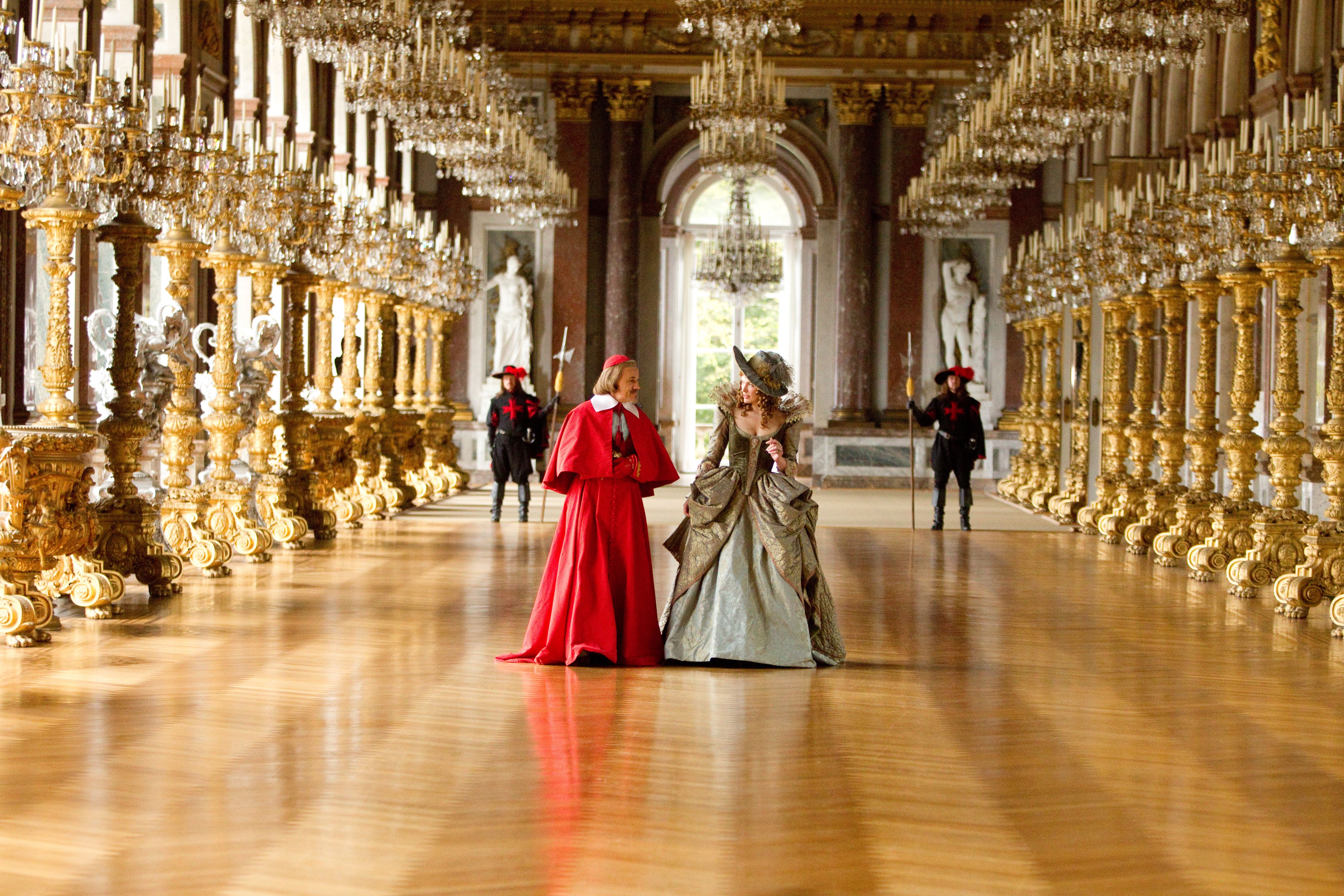 Бал во дворце интерьер презентация. Три мушкетёра Королева на балу. Мушкетеры 2011 Кардинал. Мушкетеры 2011 кадры Версаль.