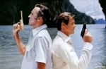 Роджер Мур, кадры из фильма, Кристофер Ли, Роджер Мур, Человек с золотым пистолетом