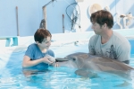 История дельфина, кадры из фильма, Натан Гэмбл, Гарри Конник-мл.